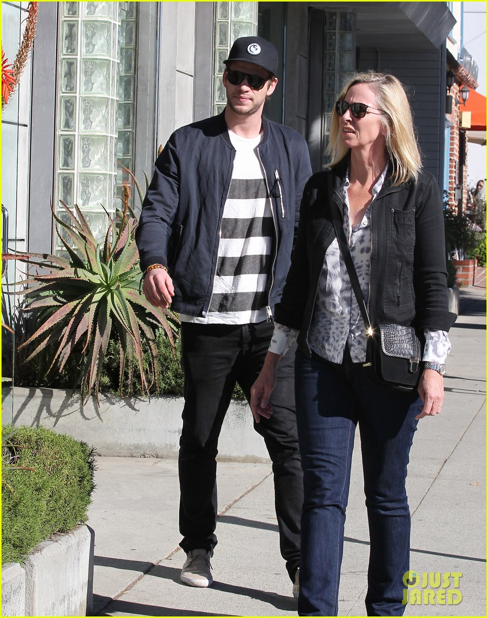 liam hemsworth browses furniture with mom leonie 21