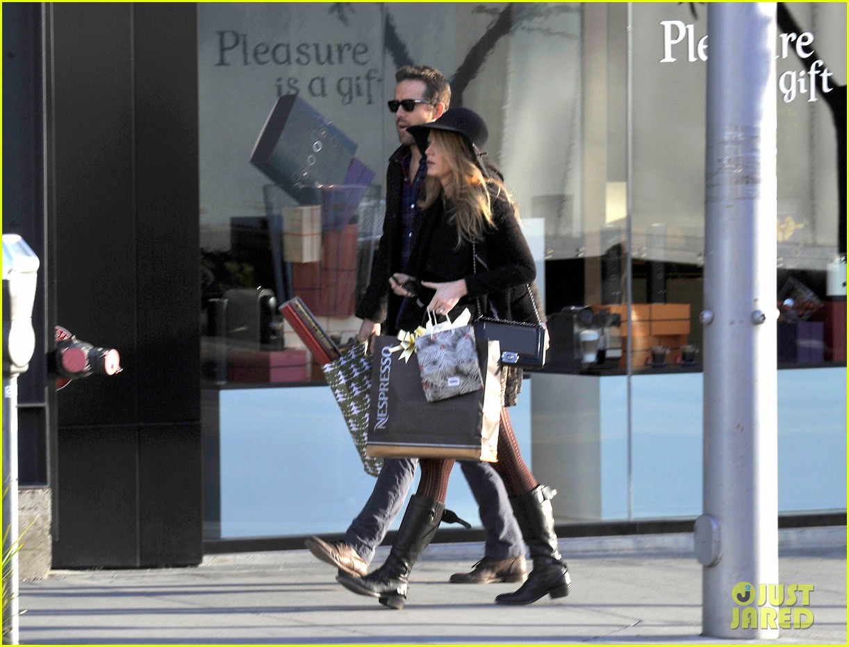 blake lively ryan reynolds shop for holiday supplies at nespresso 03