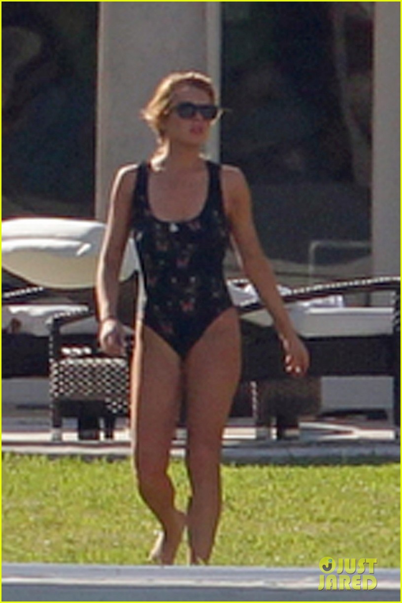 lindsay lohan chills out in her bathing suit in miami 01
