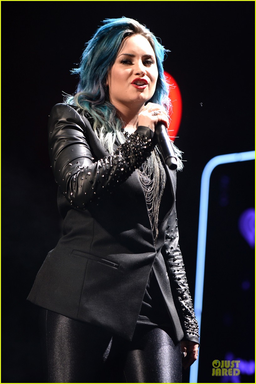 demi lovato performs at y100 jingle ball 2013 063015663