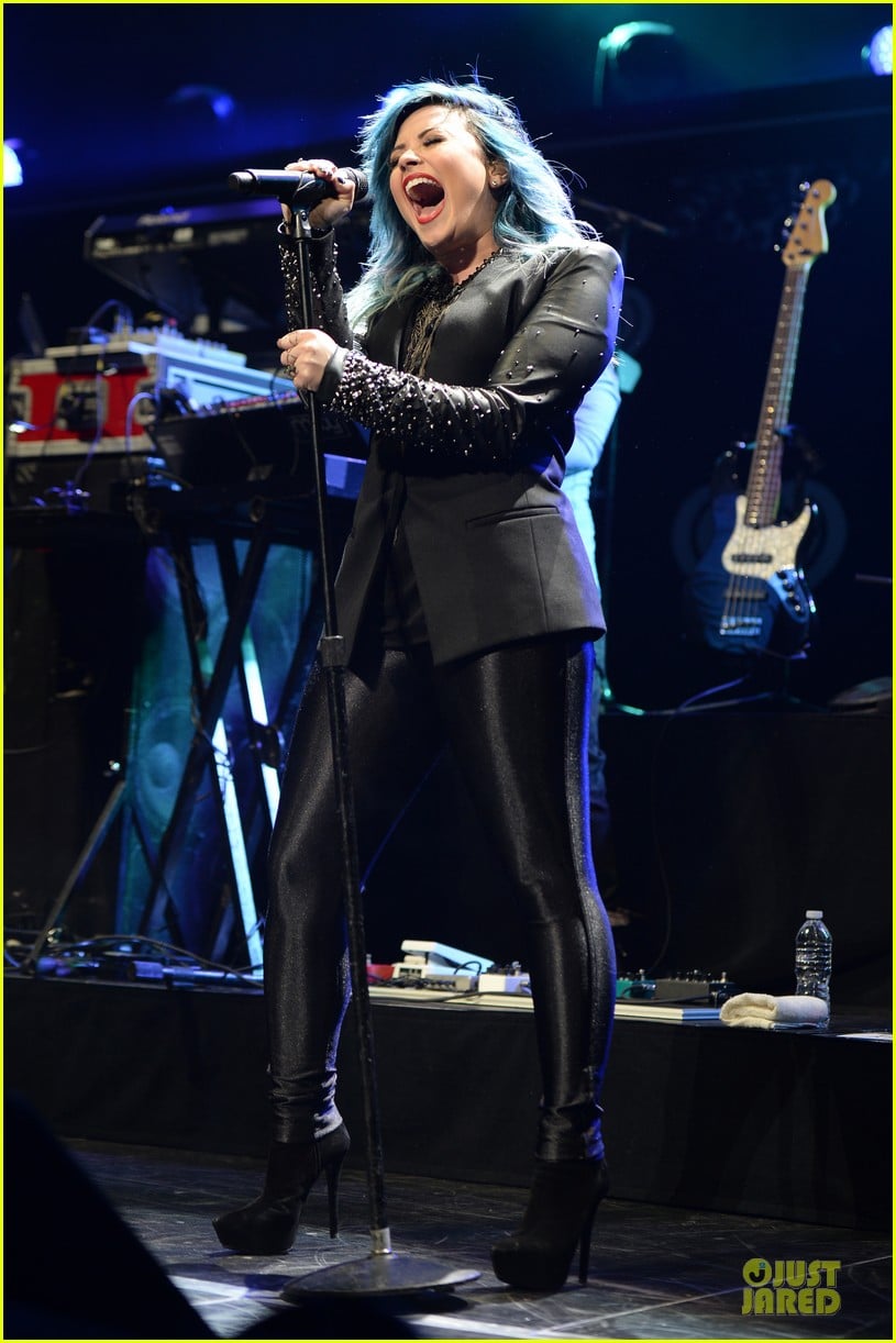 demi lovato performs at y100 jingle ball 2013 07
