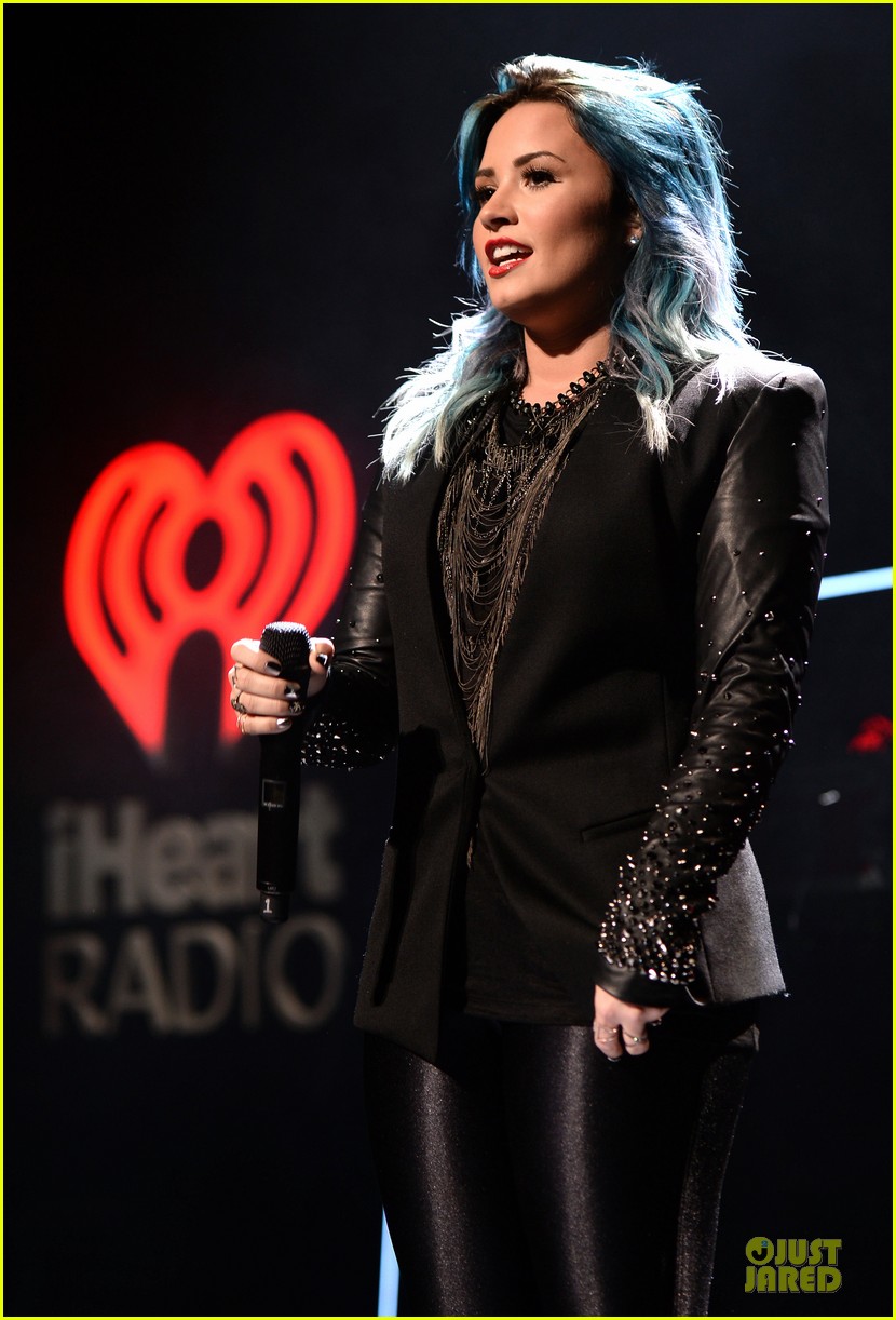 demi lovato performs at y100 jingle ball 2013 093015666