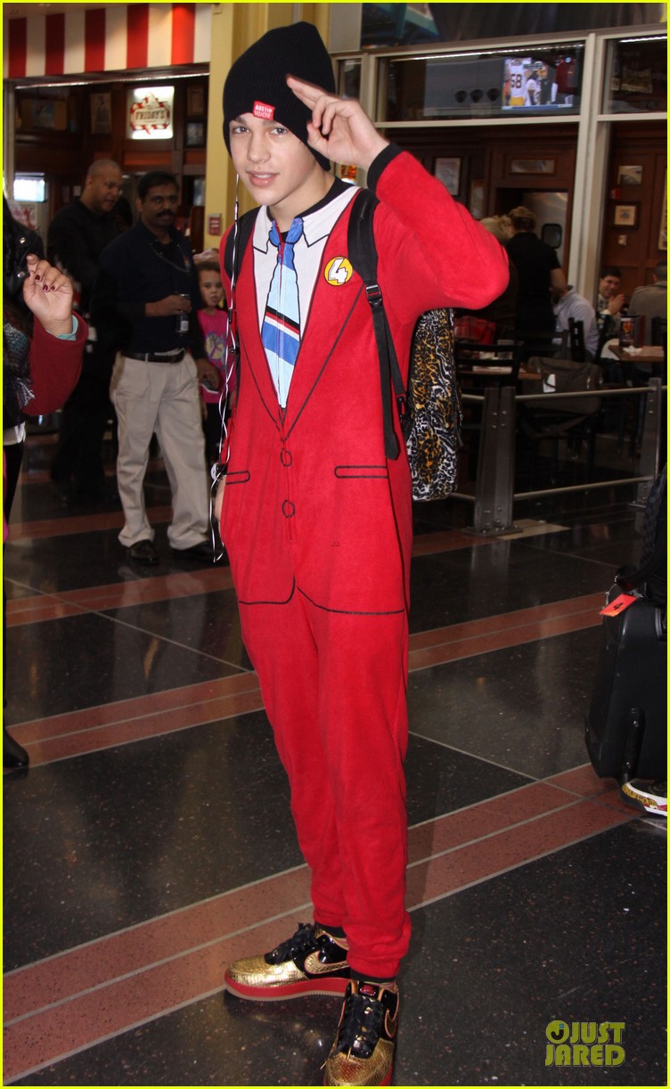 austin mahone sports anchorman ron burgundy fake suit 03