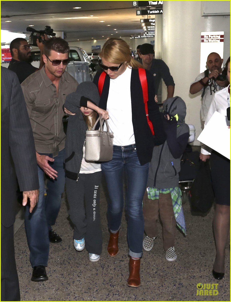 gwyneth paltrow chris martin lax arrival after christmas 033018670
