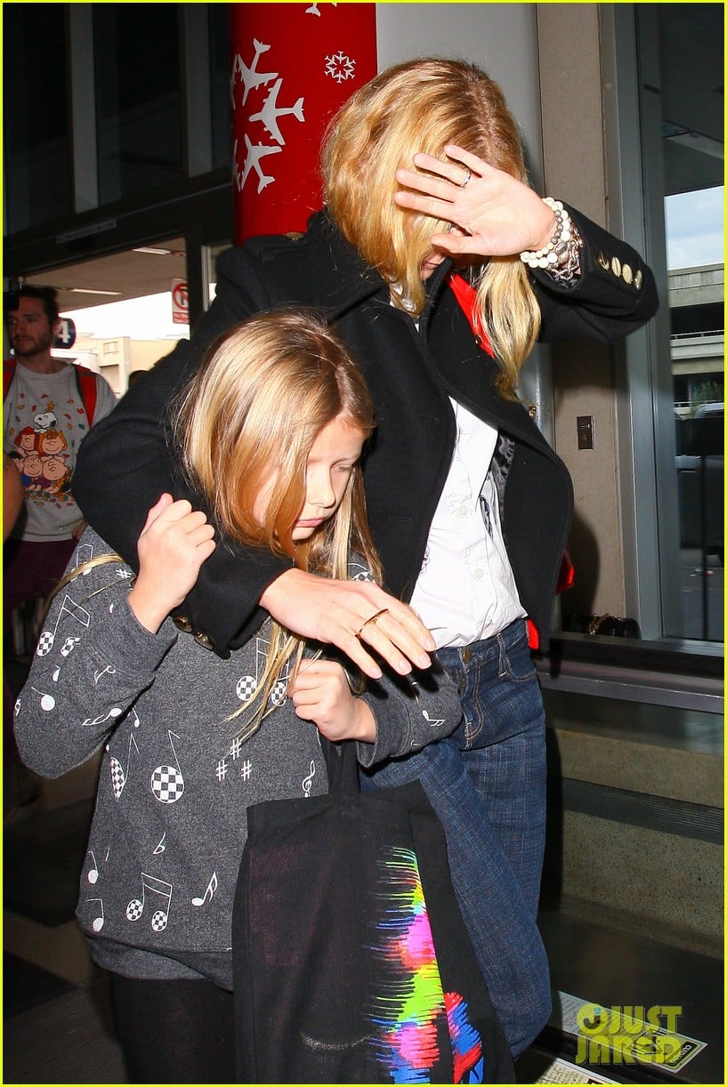 gwyneth paltrow rushes into lax airport with daughter apple 02