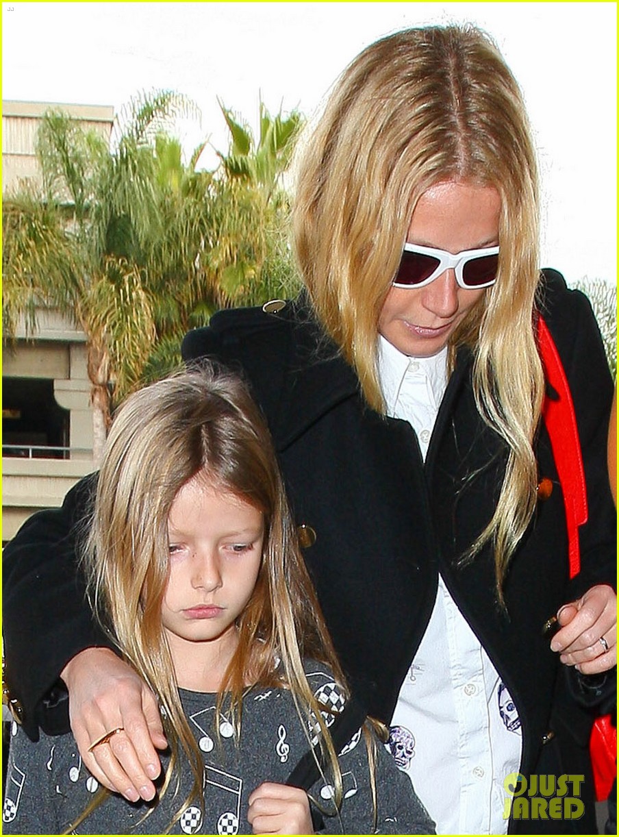 gwyneth paltrow rushes into lax airport with daughter apple 043014463
