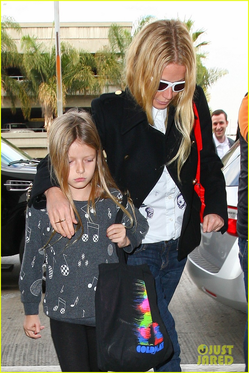 gwyneth paltrow rushes into lax airport with daughter apple 063014465