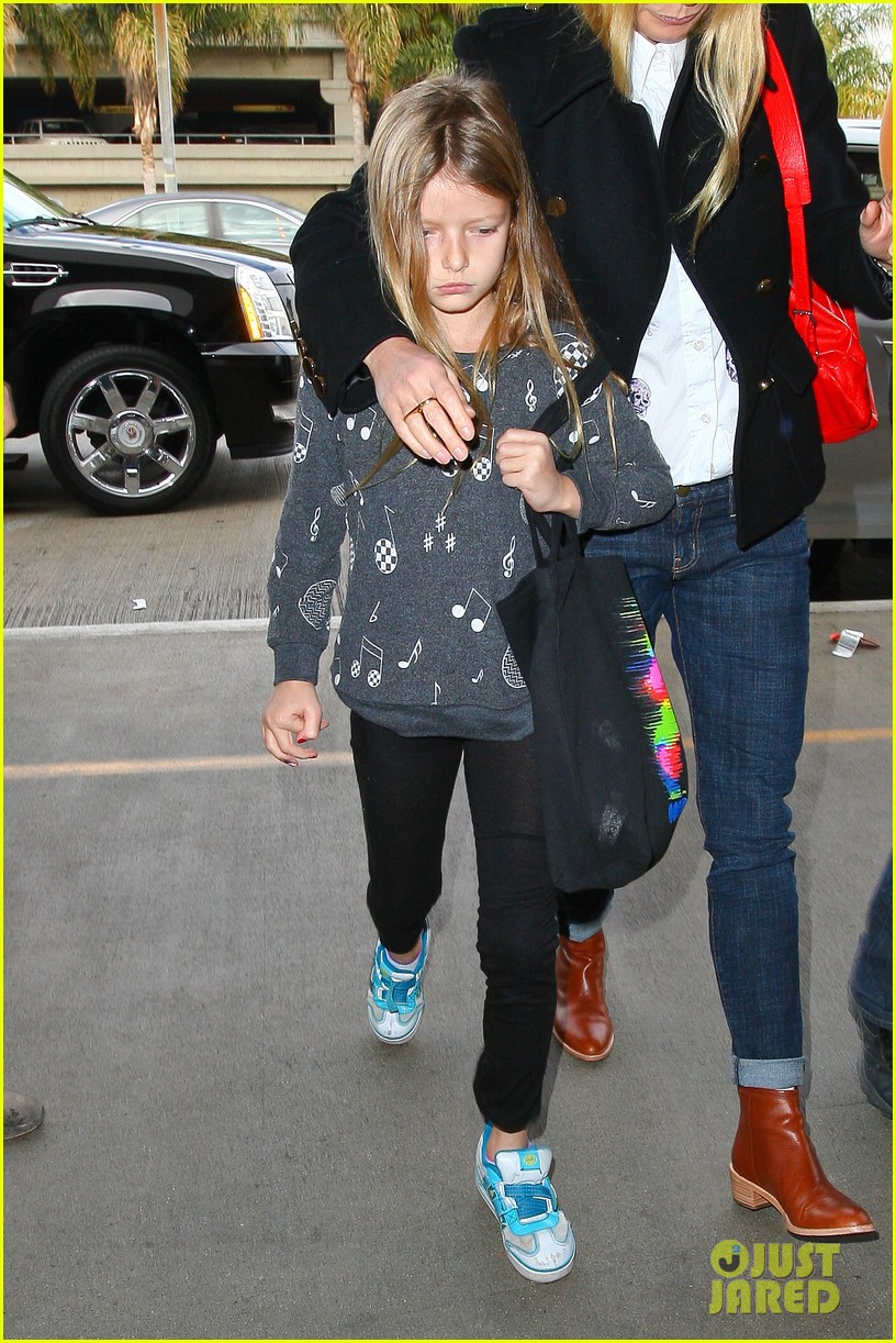 gwyneth paltrow rushes into lax airport with daughter apple 073014466