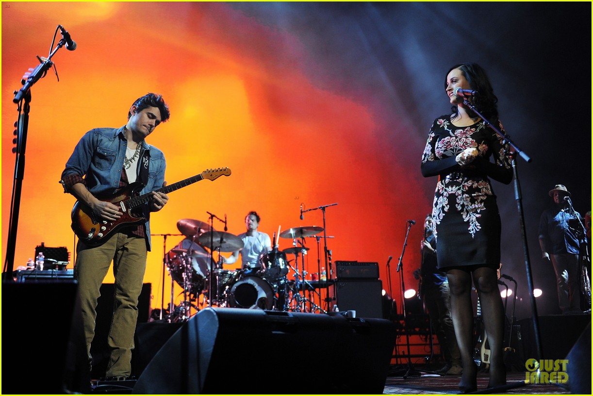 katy perry surprise performer at john mayer brooklyn concert 02