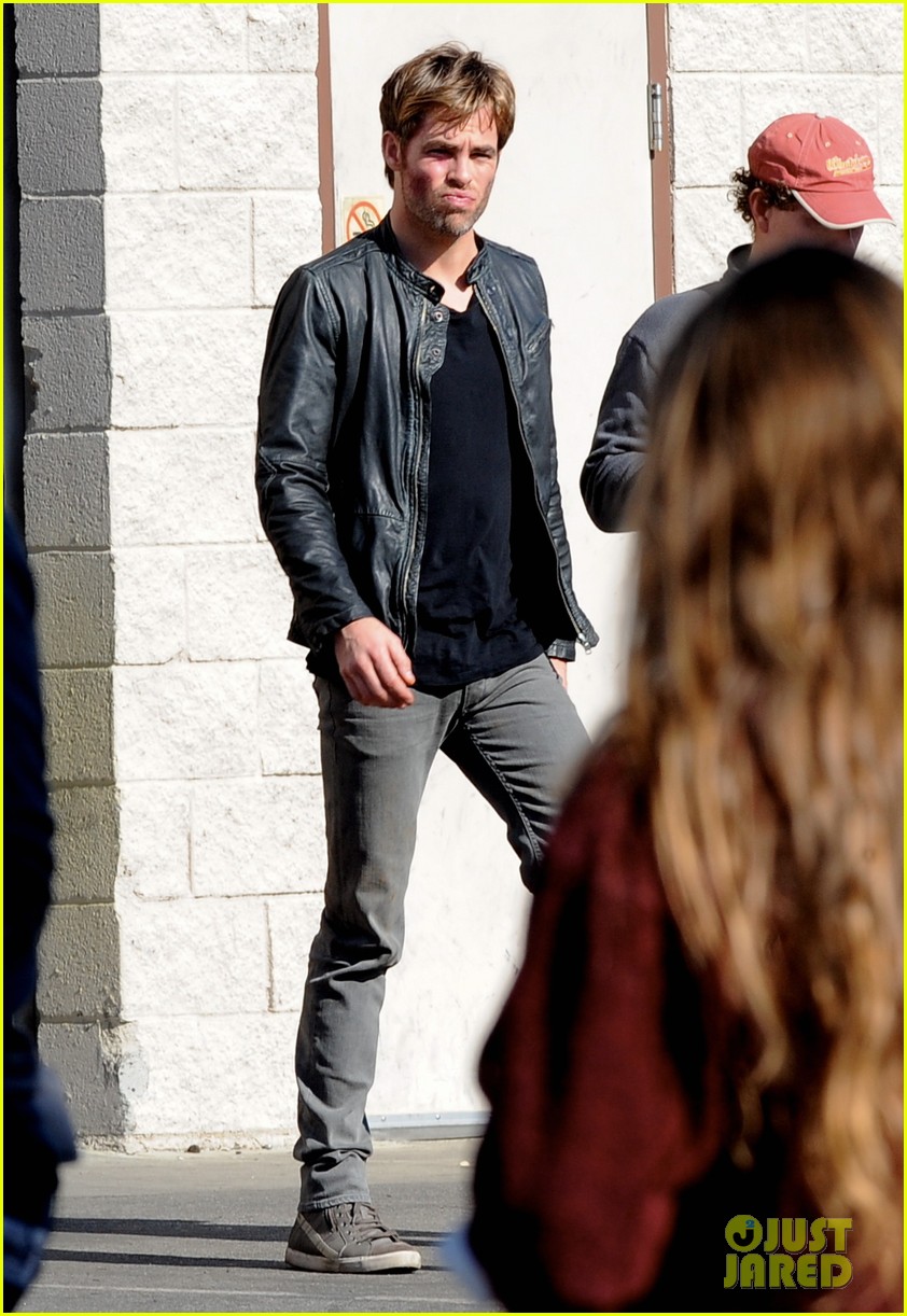 chris pine sports bruised bloodied face for horrible bosses 2 10