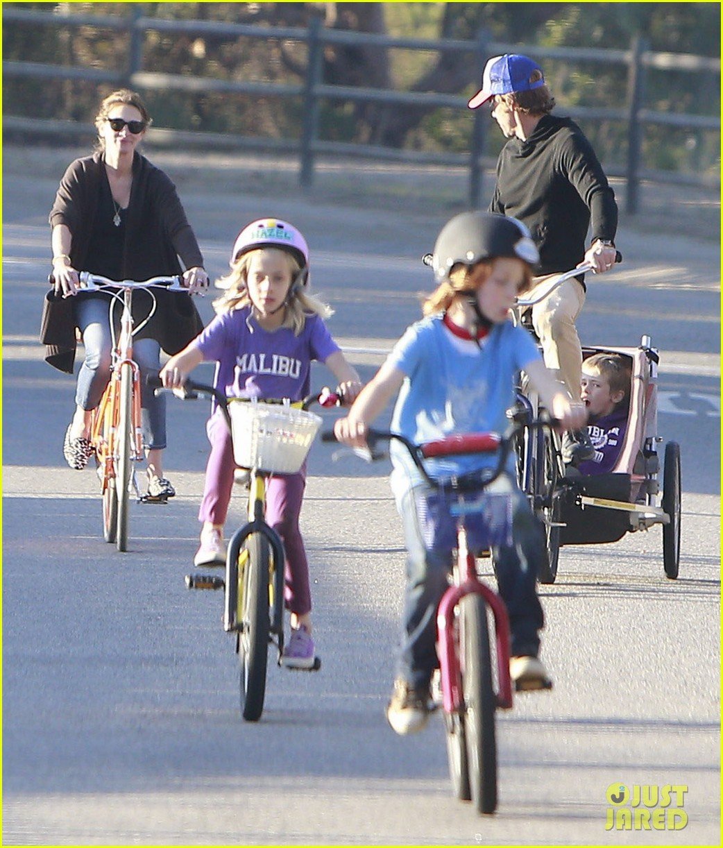 julia roberts family bike ride with the kids 02