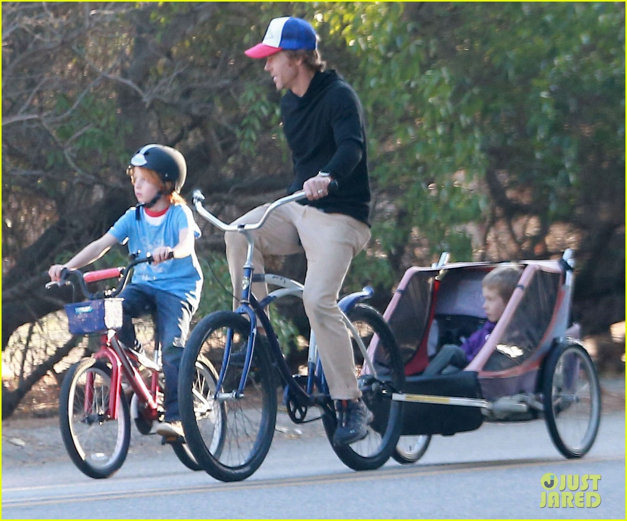 julia roberts family bike ride with the kids 09