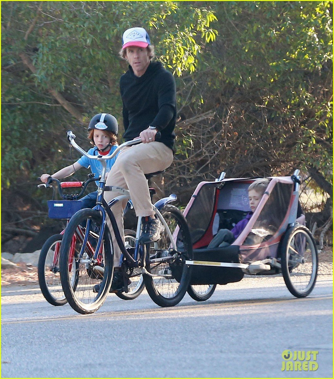 julia roberts family bike ride with the kids 113016437