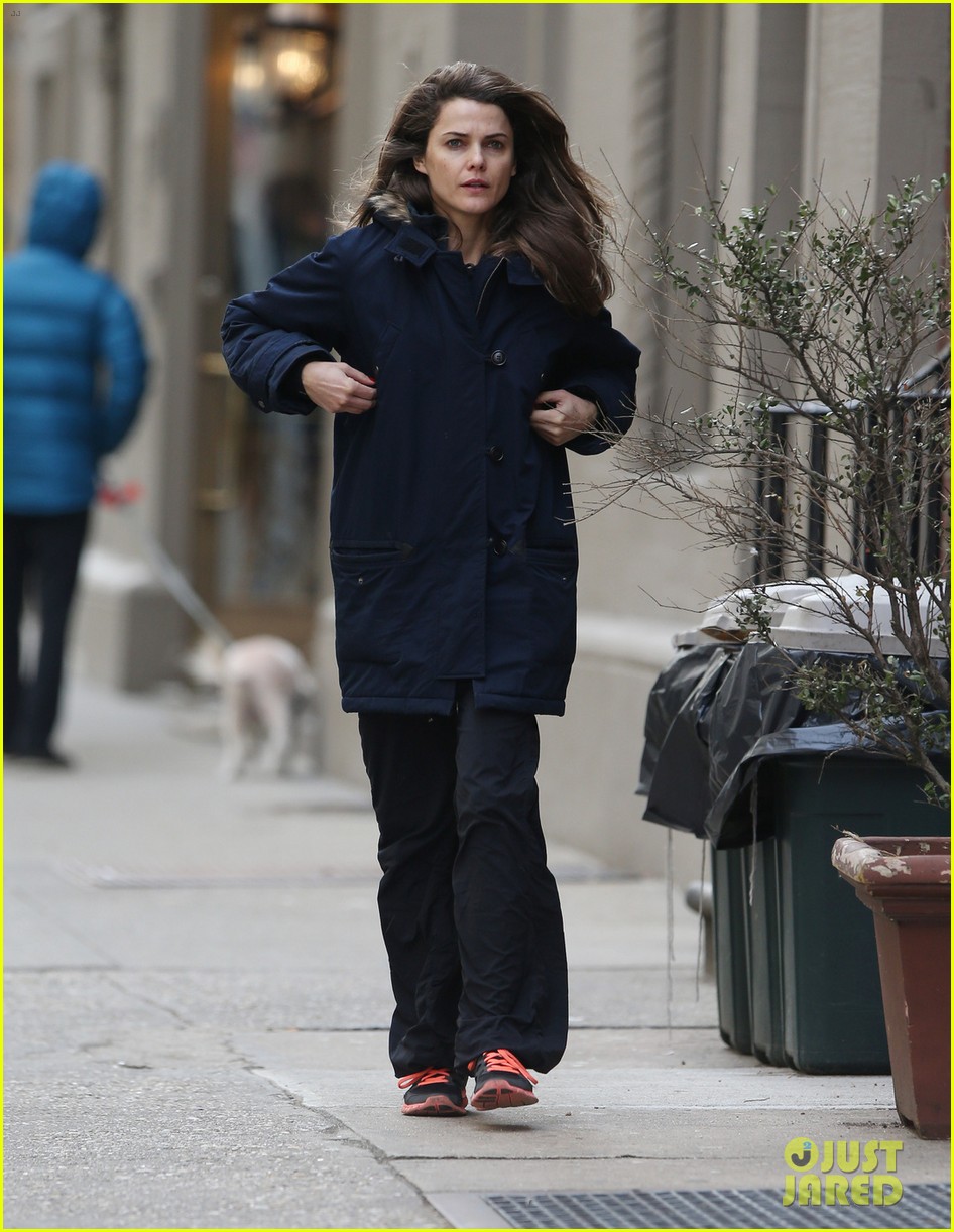 keri russell steps out solo after matthew rhys dating rumors 103018471