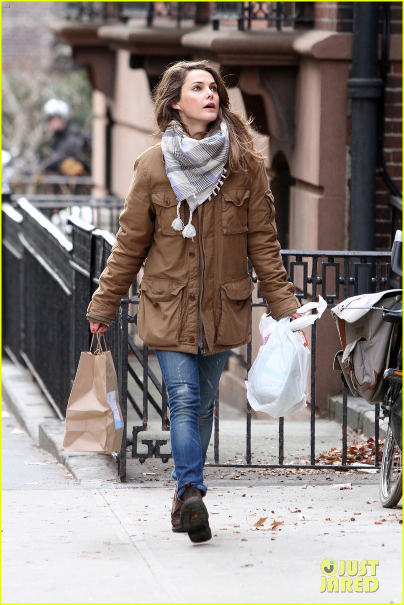 keri russell steps out solo after matthew rhys dating rumors 193018480