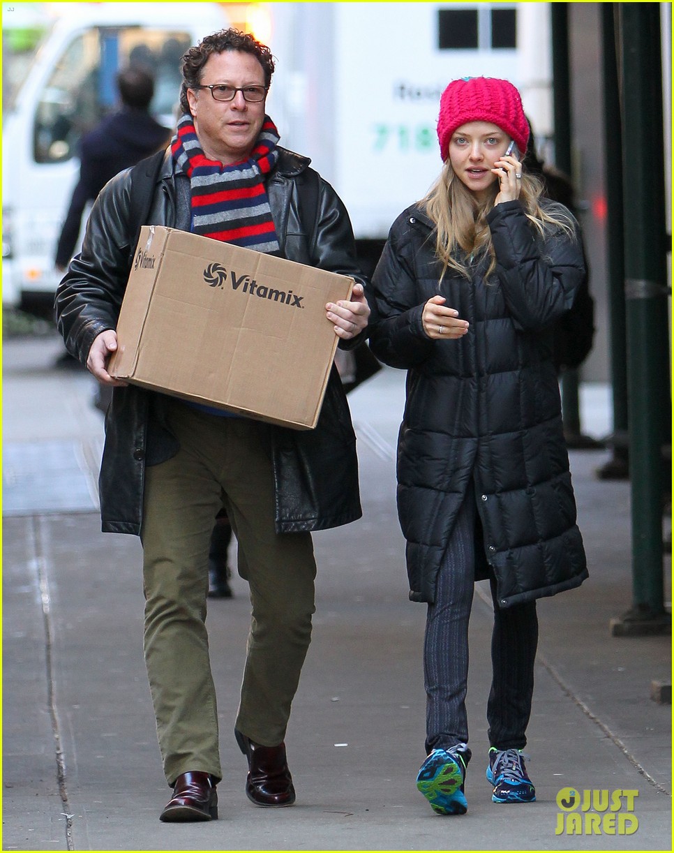 Amanda Seyfried Monday Morning Dog Walk with Finn! Photo 3012984