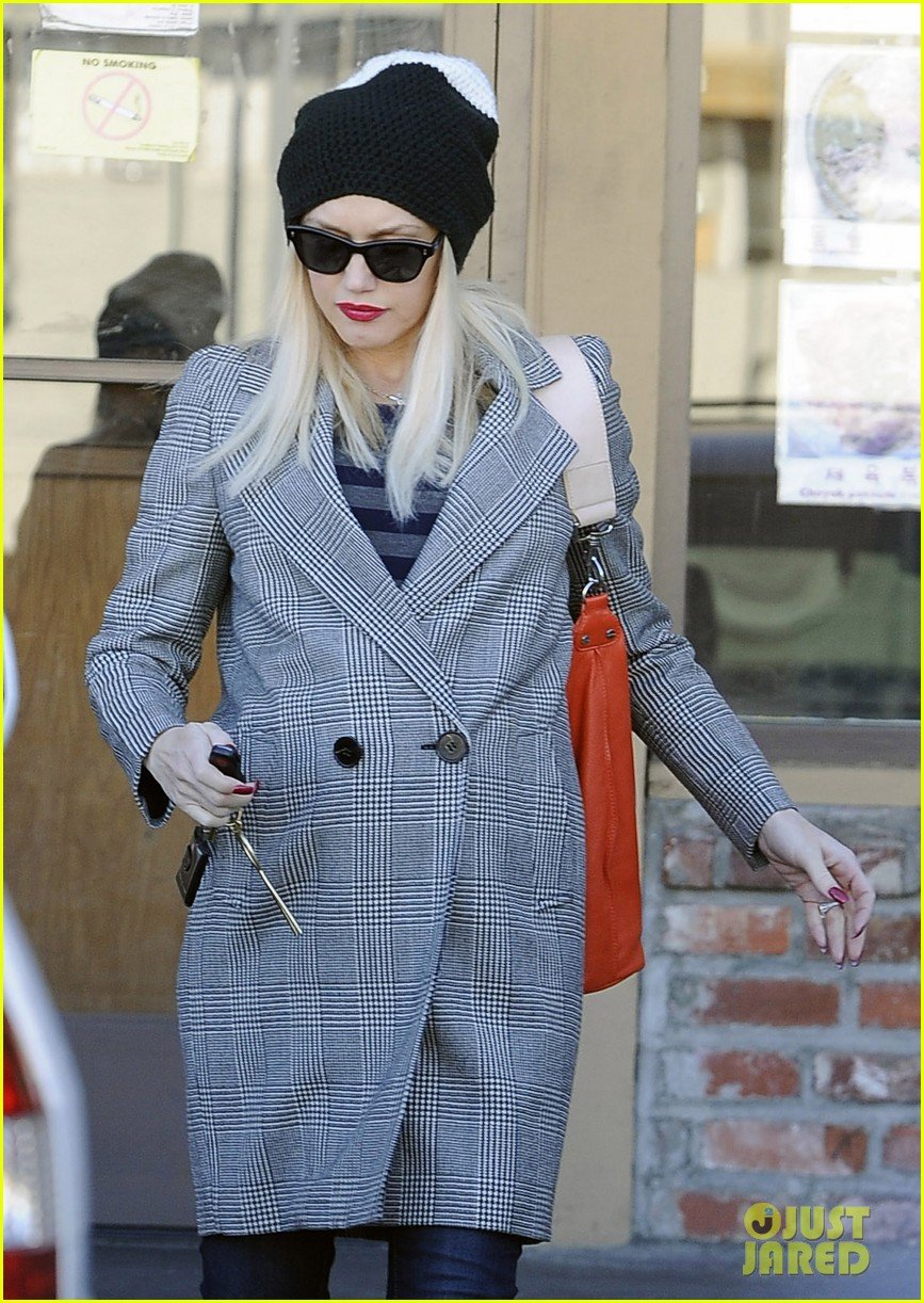 gwen stefani shops toys books to prep for holidays 023010719