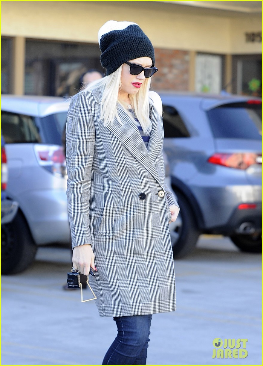 gwen stefani shops toys books to prep for holidays 04