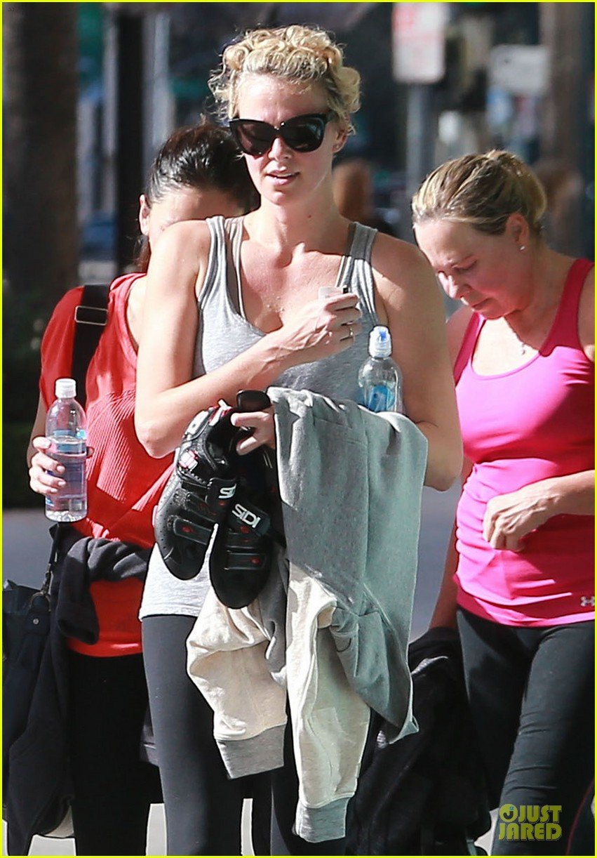 charlize theron workout after nelson mandela memorial 02