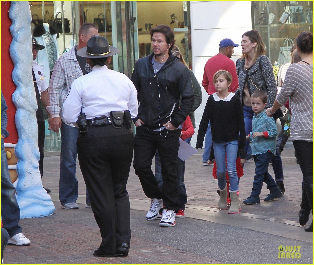 mark wahlberg rhea durham santa claus booth with the kids 013015814