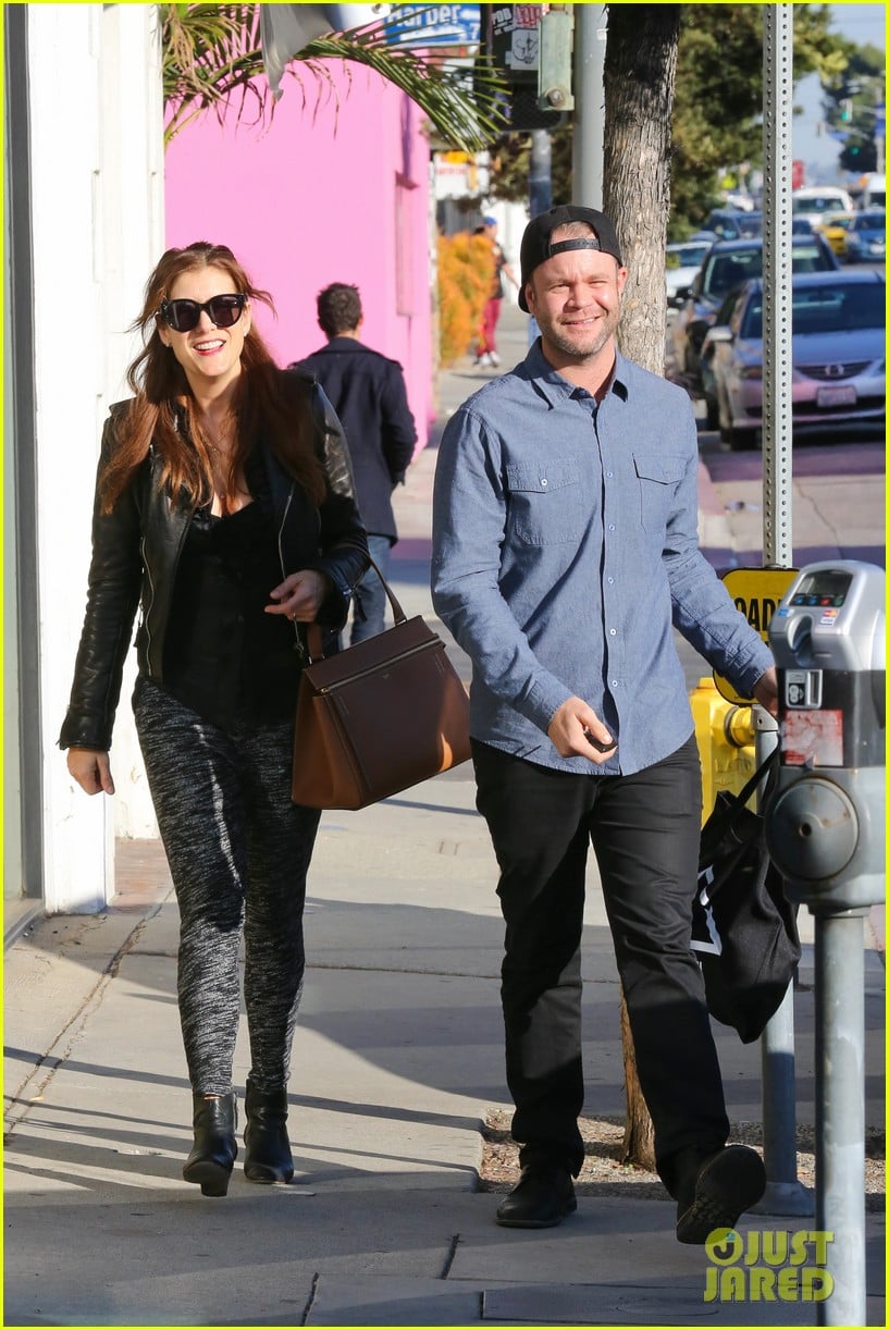 kate walsh shops for holiday presents on melrose 15