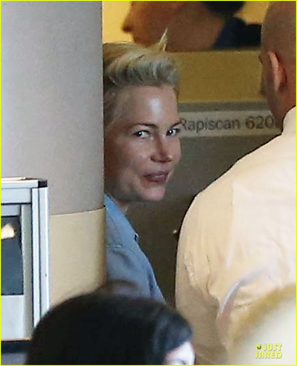 michelle williams departs lax for cold nyc 043010351