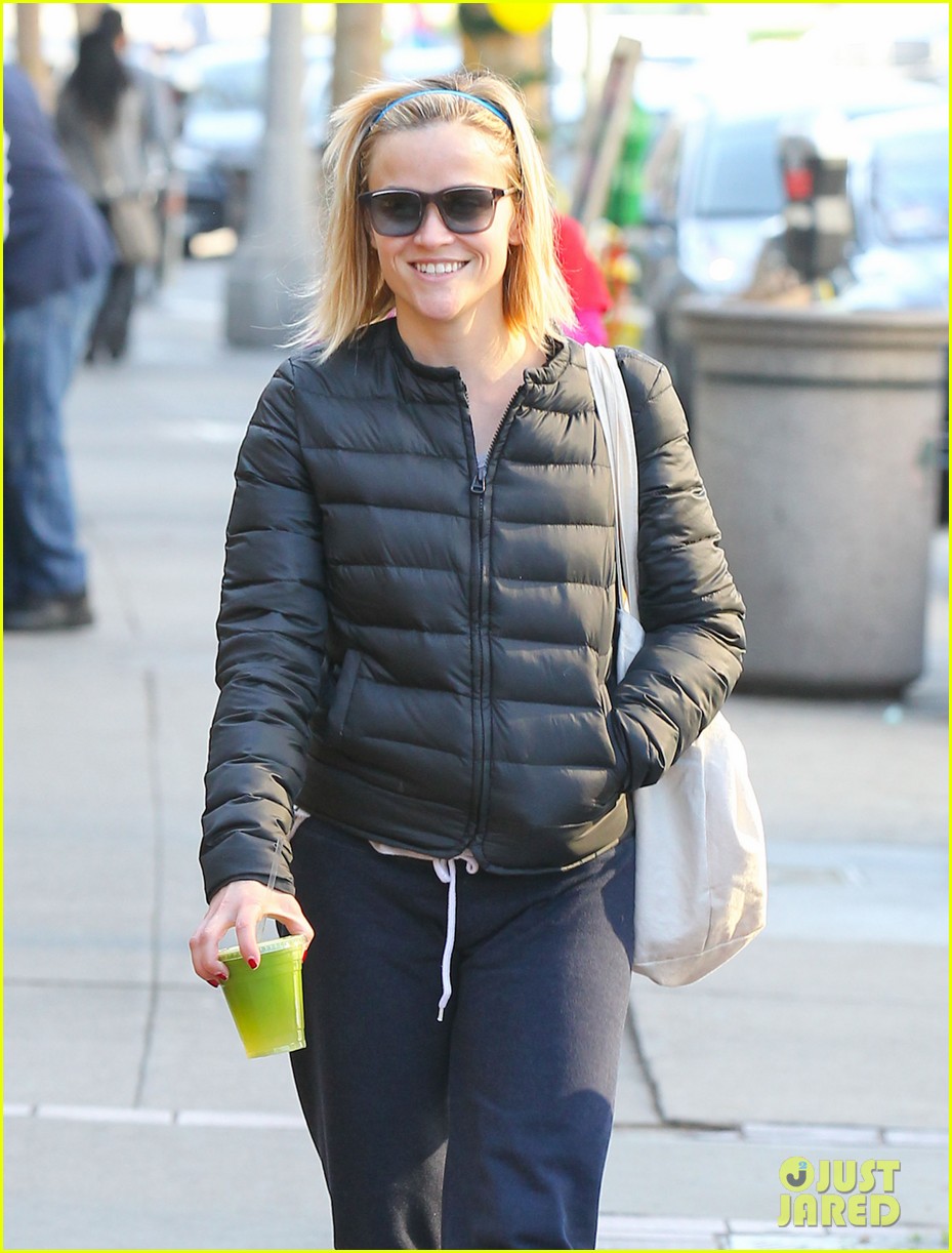 reese witherspoon spends sunday with her gal pal 04