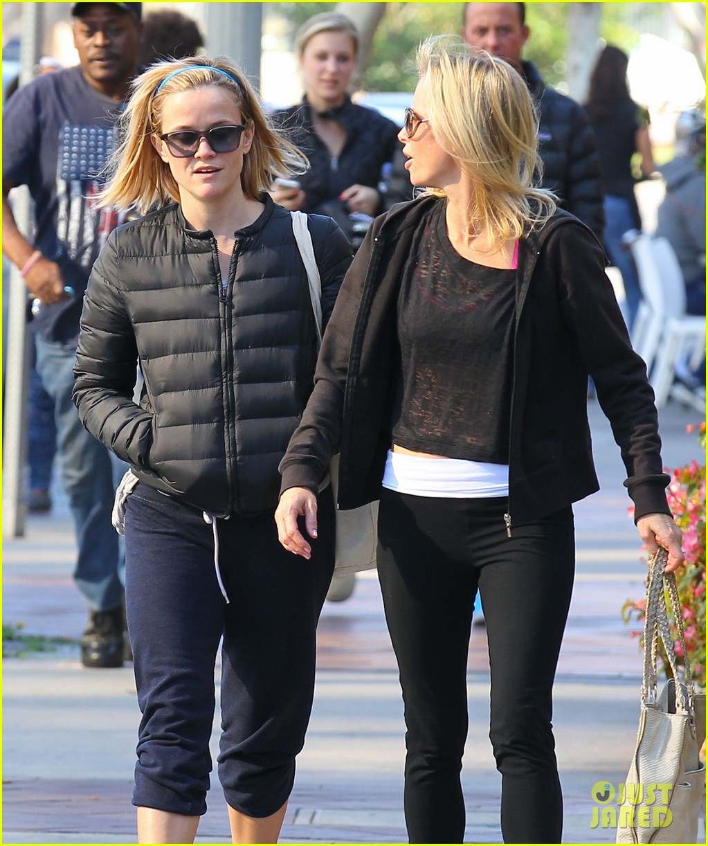 reese witherspoon spends sunday with her gal pal 08