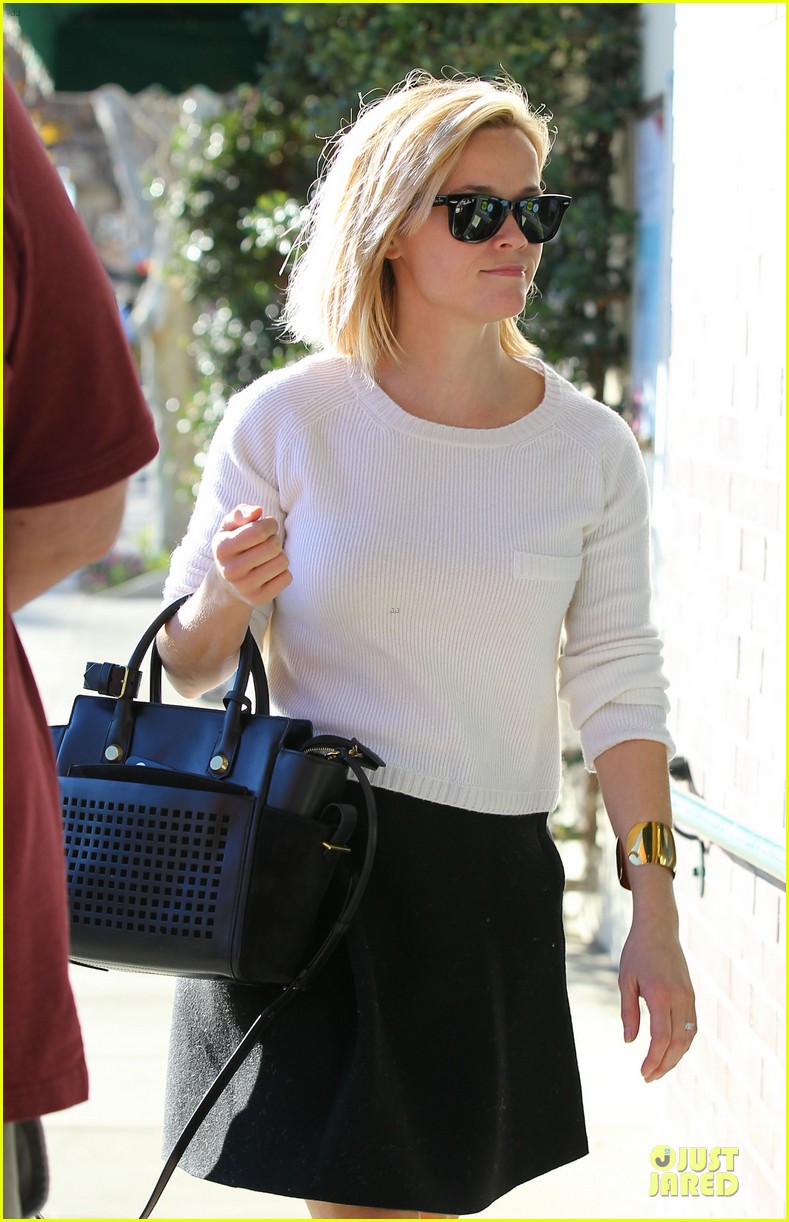 reese witherspoon grocery run after morning workout 103010364