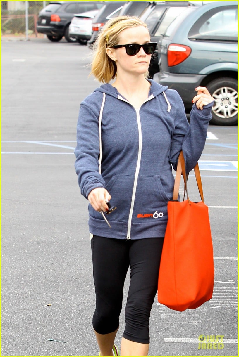 reese witherspoon club monaco shopping after workout 163004466