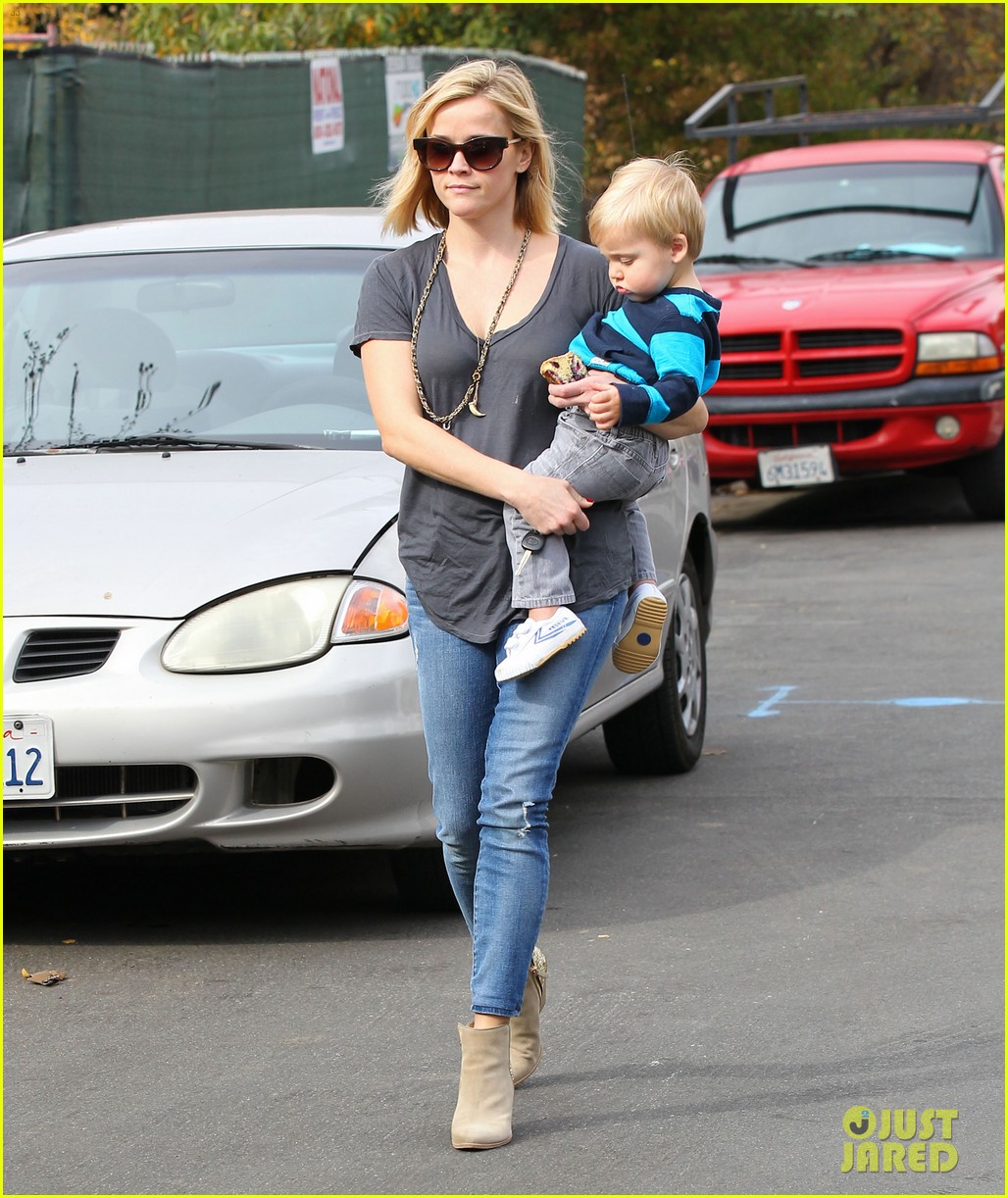 reese witherspoon rocks her skinny jeans while out with tennessee 153014524