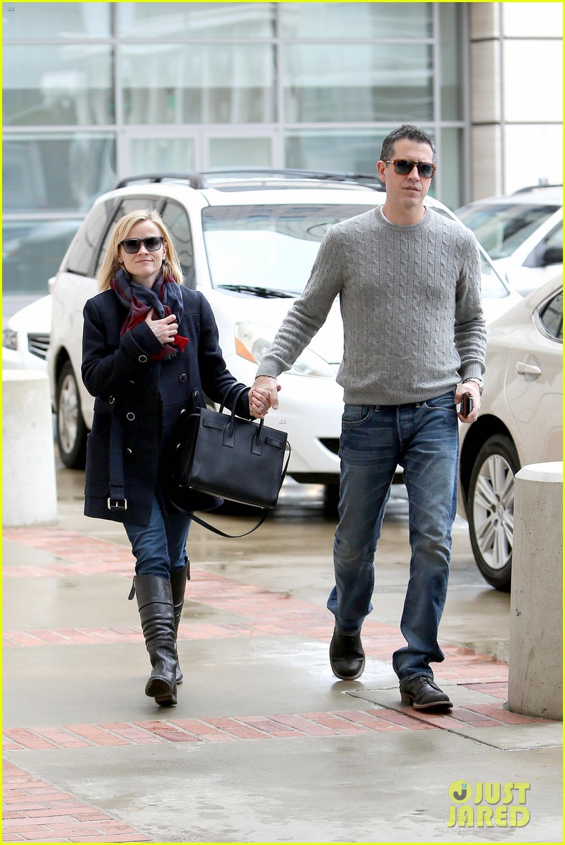 reese witherspoon jim toth hold hands at ucla medical plaza 143015095