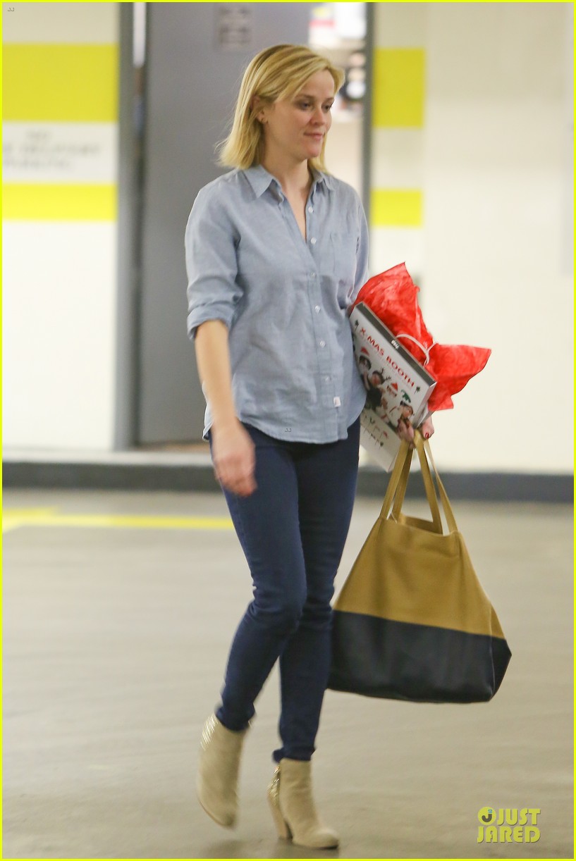reese witherspoon casual xmas decorating gal 033013947