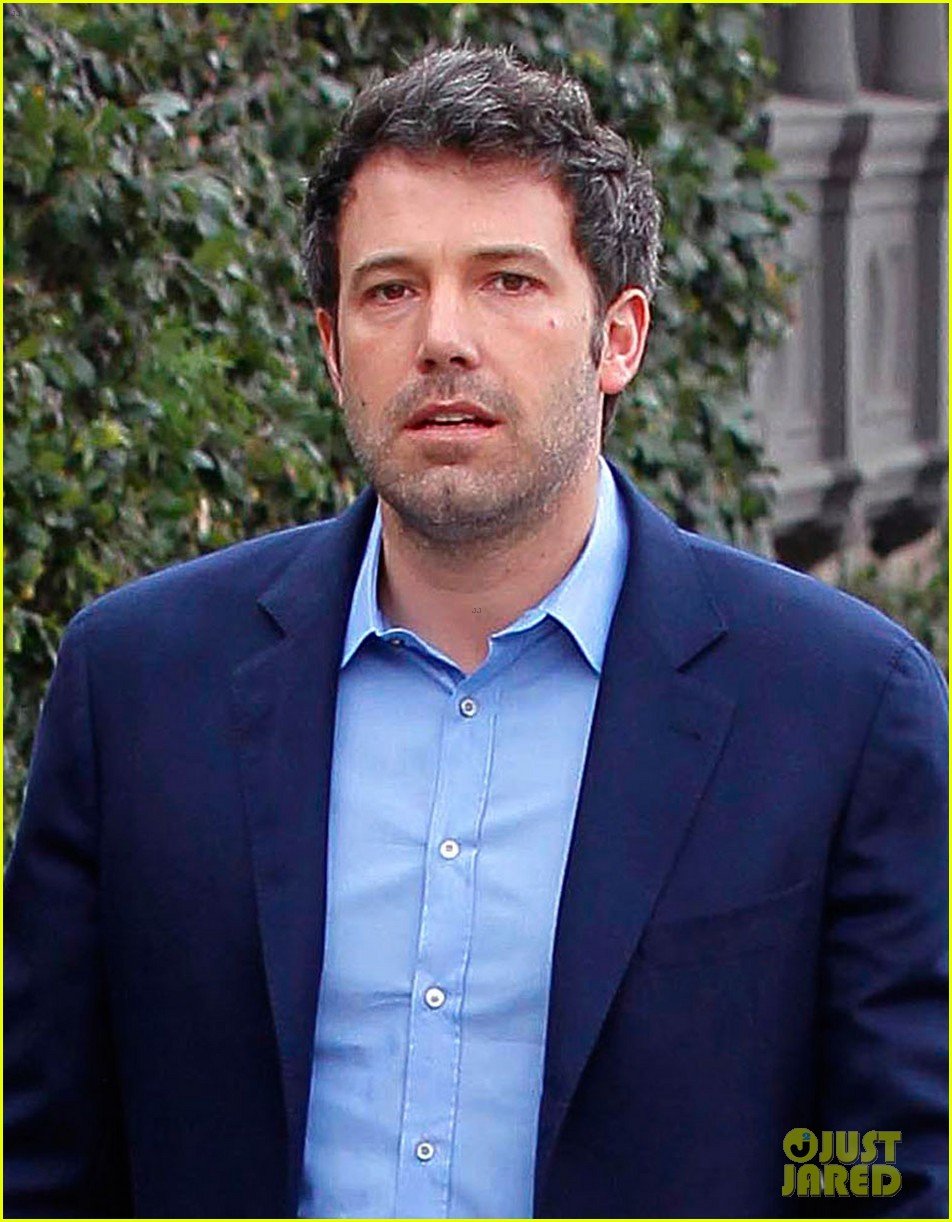 ben affleck is a mommas boy takes mom to the theater 04