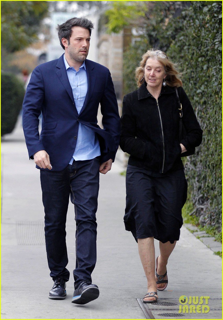 ben affleck is a mommas boy takes mom to the theater 053044558