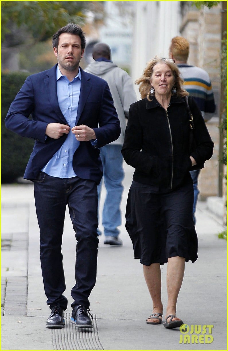 ben affleck is a mommas boy takes mom to the theater 07