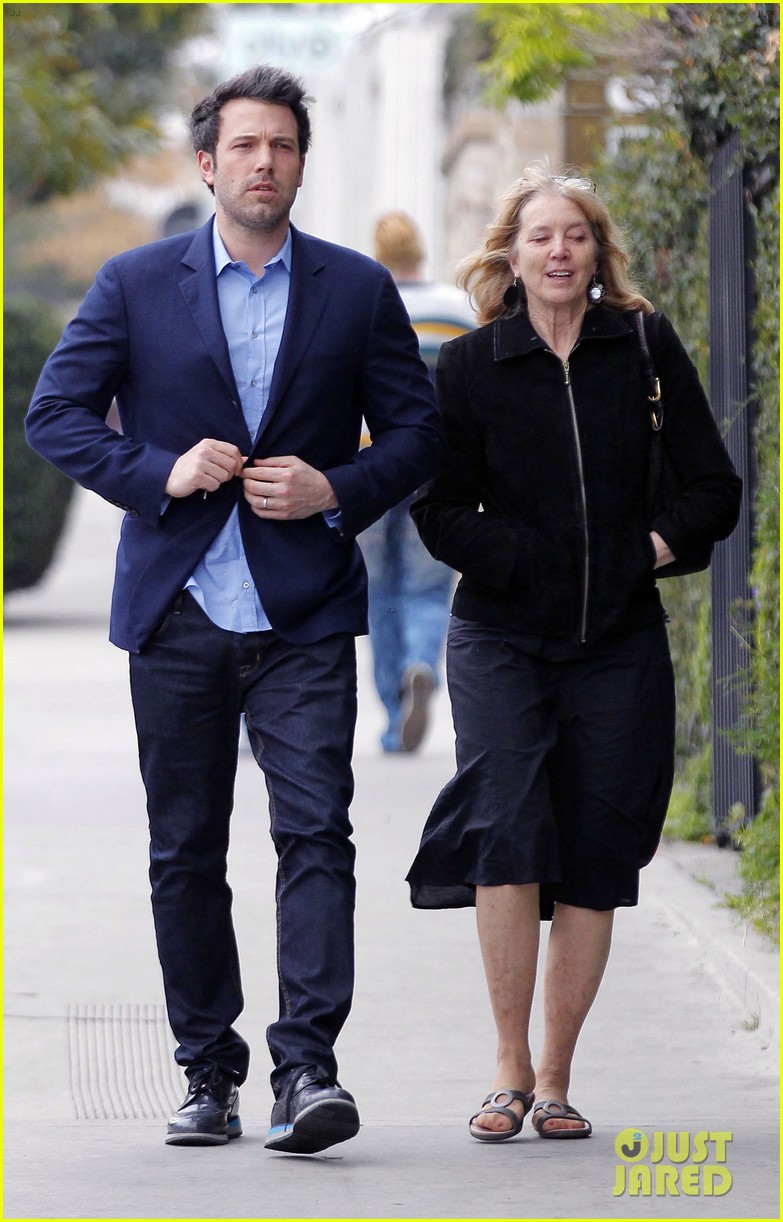 ben affleck is a mommas boy takes mom to the theater 09