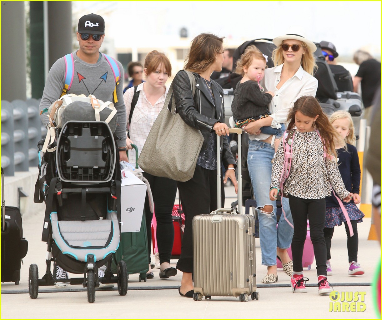 jessica alba family arrive home from cabo vacation 143022688