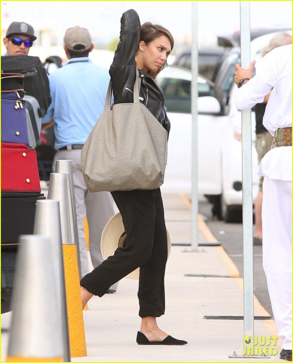 jessica alba family arrive home from cabo vacation 17