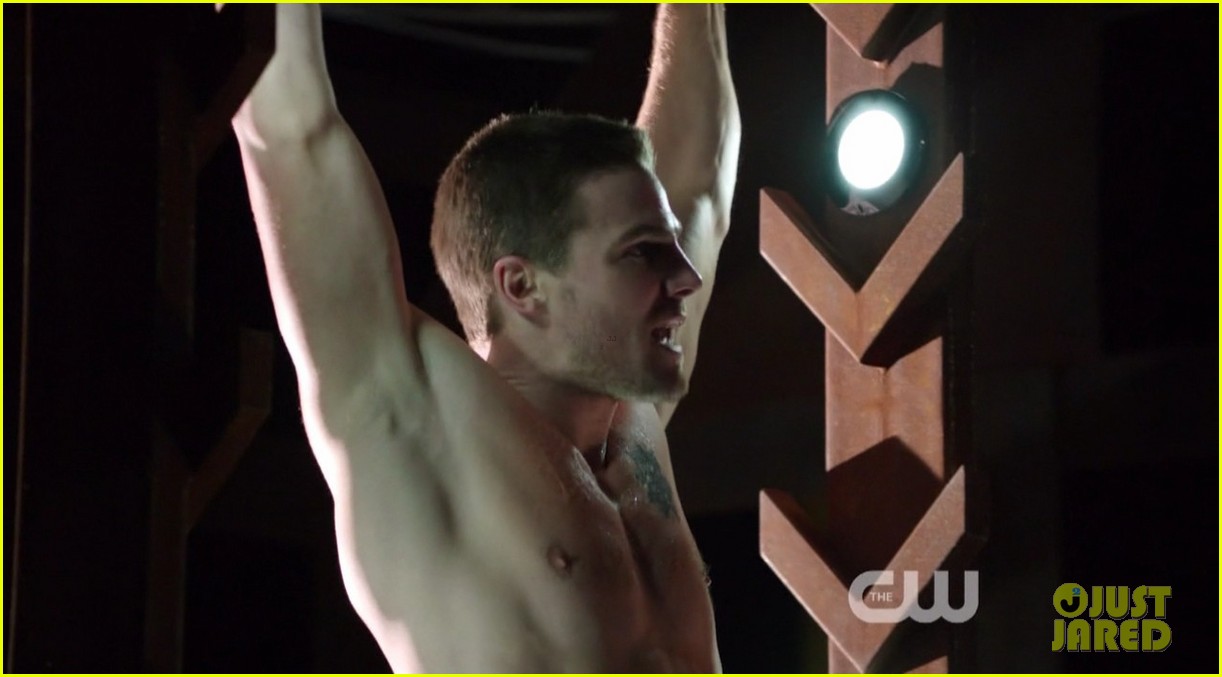 stephen amell ridiculously ripped abs in shirtless arrow stills 083044661