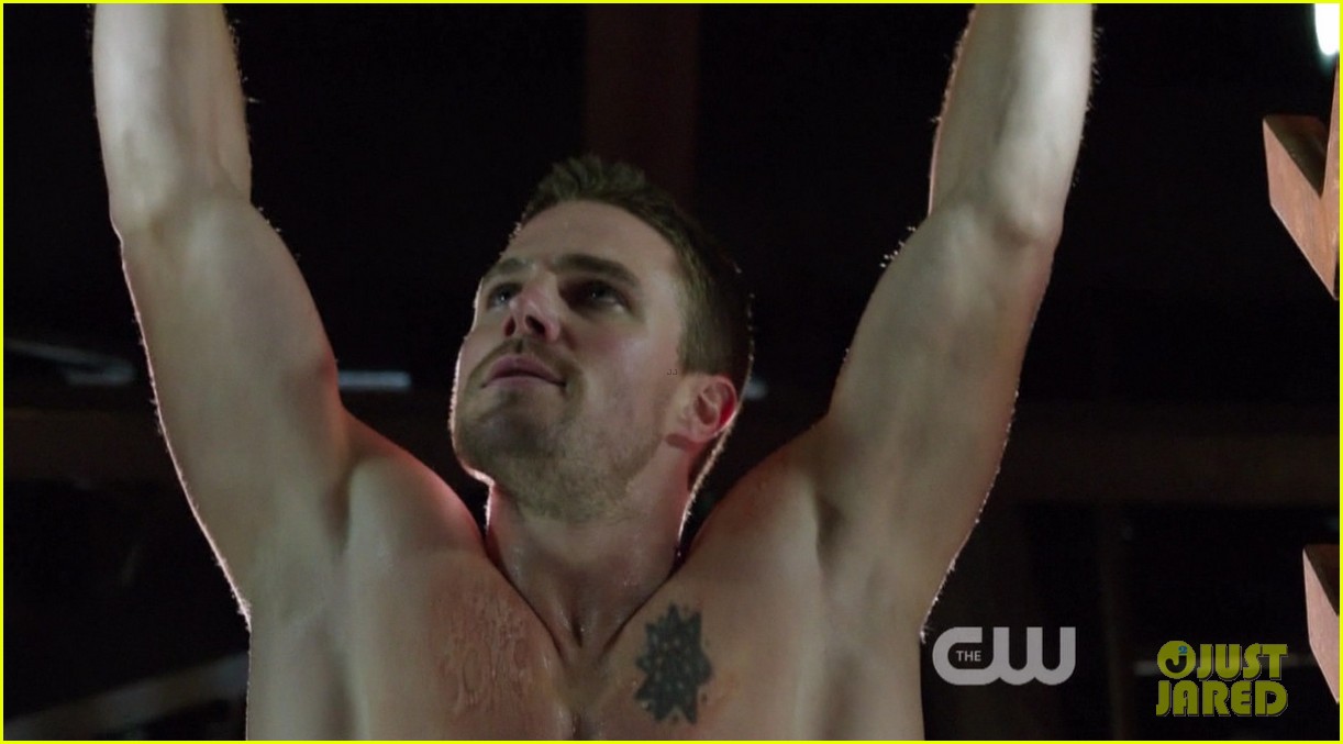 stephen amell ridiculously ripped abs in shirtless arrow stills 103044663