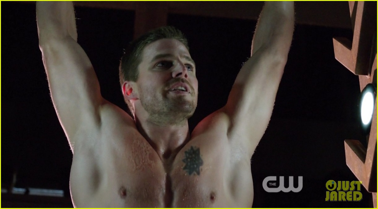stephen amell ridiculously ripped abs in shirtless arrow stills 12