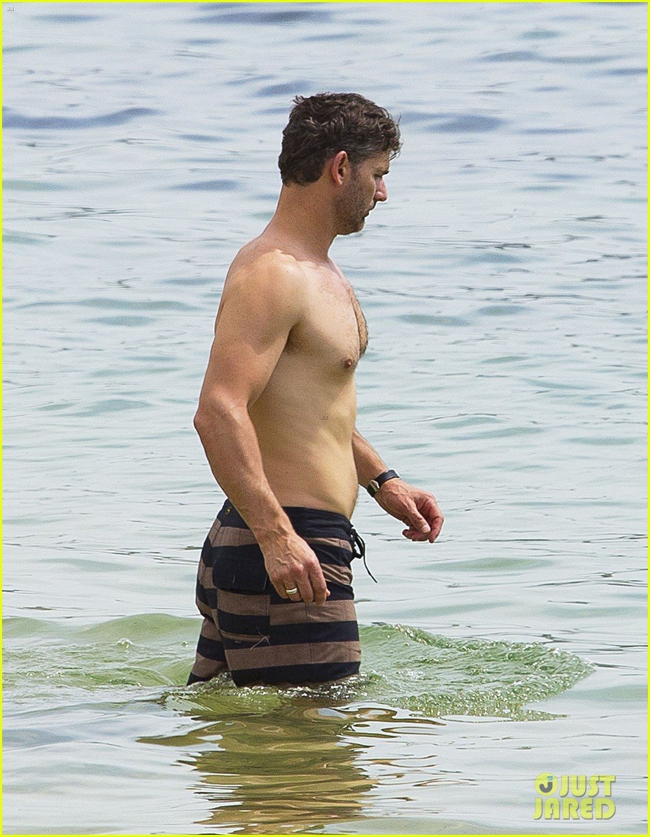 eric bana shows off shirtless buff body in melbourne 05