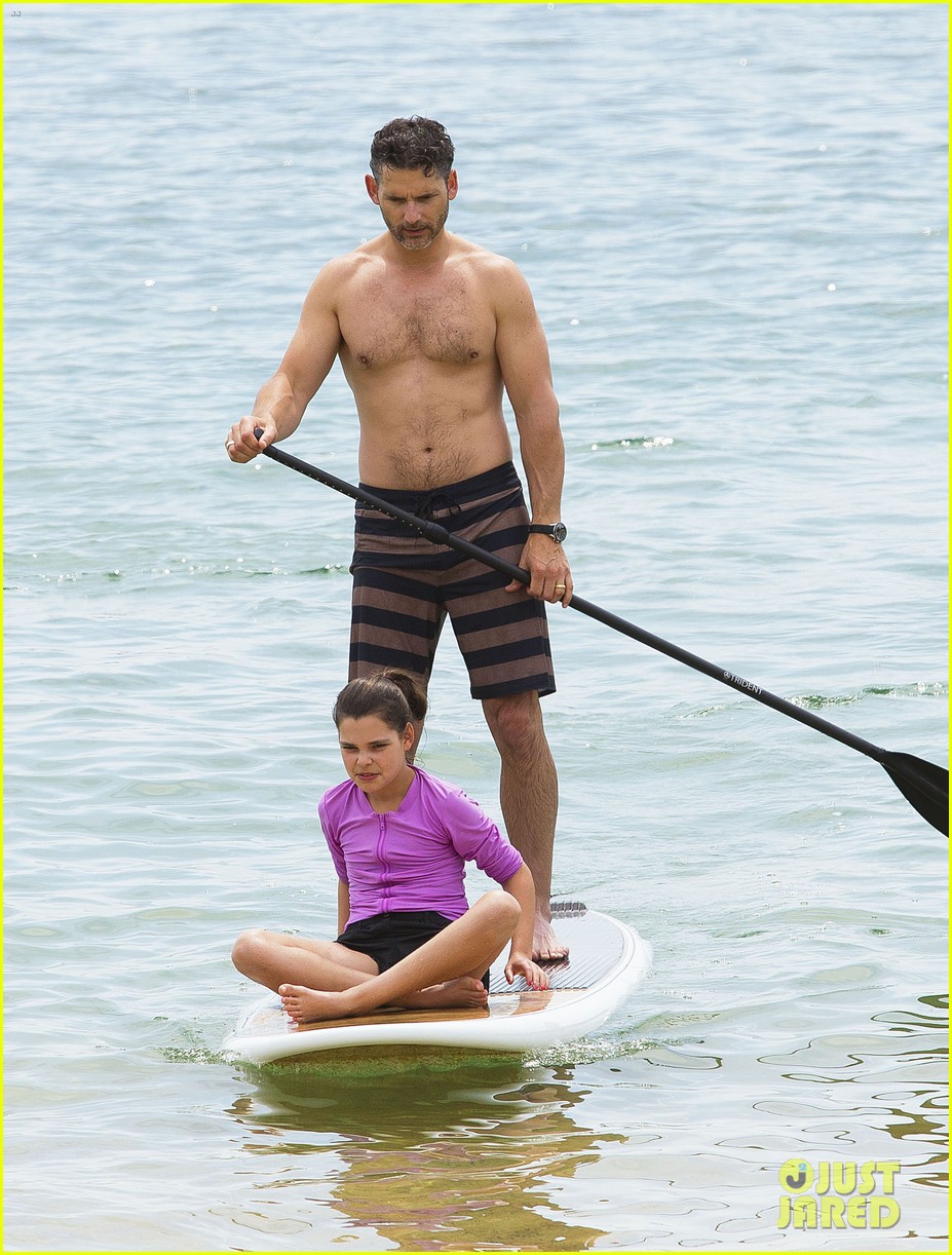 eric bana shows off shirtless buff body in melbourne 24