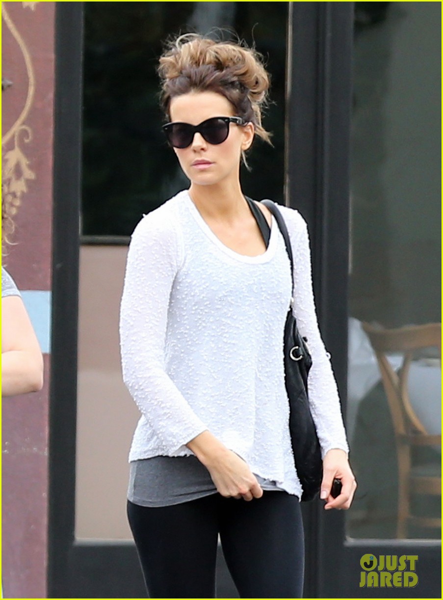 kate beckinsale gets her shop on in weho 04