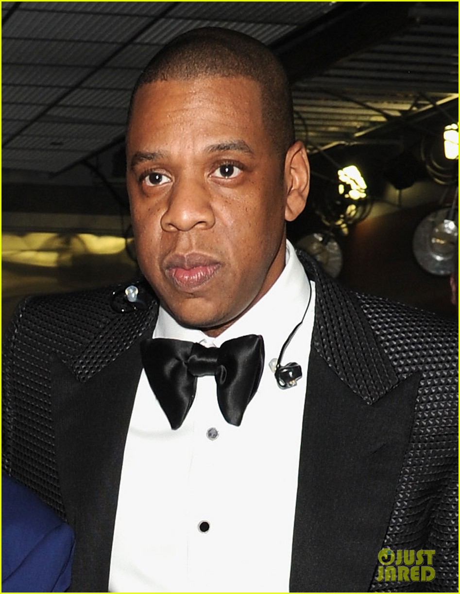 beyonce covers up backstage at grammys 2014 with jay z 01