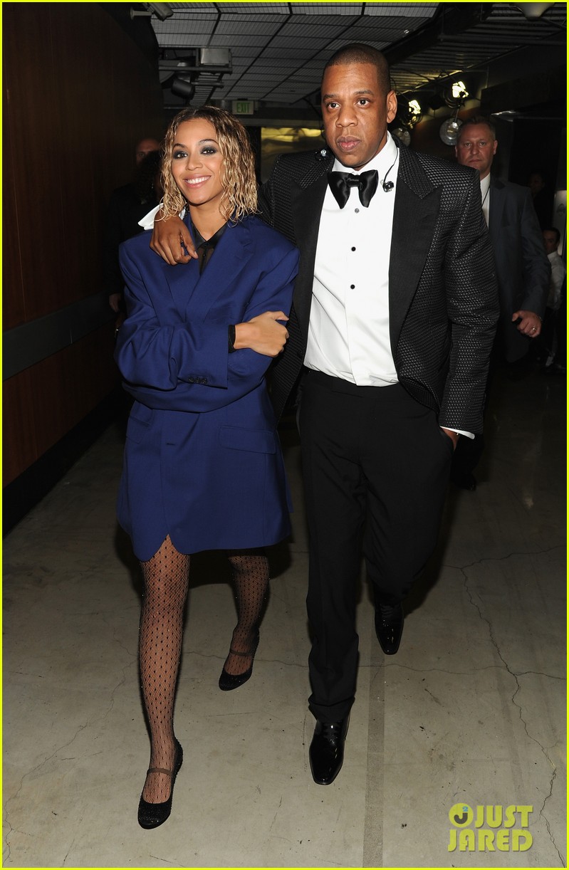 beyonce covers up backstage at grammys 2014 with jay z 033041261