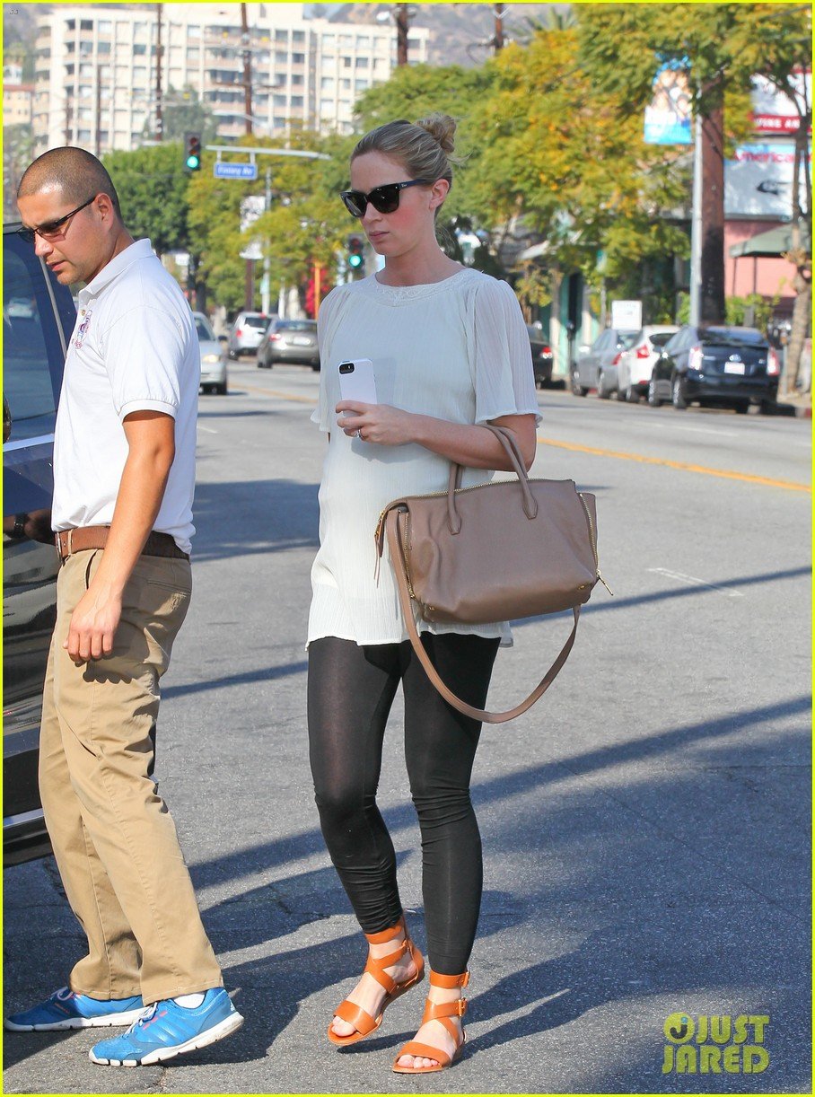 pregnant emily blunt grabs lunch at alcove restaurant 043038860