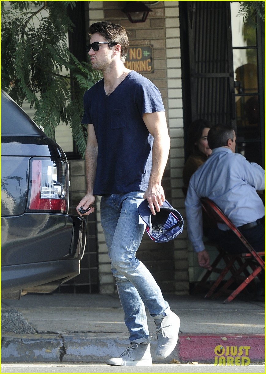 joshua bowman hangs with a pal for little doms lunch 01