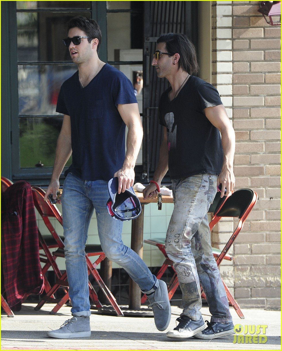 joshua bowman hangs with a pal for little doms lunch 033039396